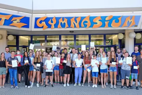 Am letzten Schultag wurden viele Schüler des Helmholtz-Gymnasiums für ihre Leistungen ausgezeichnet. 
