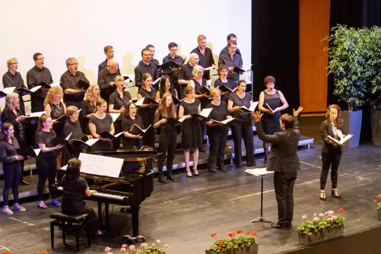 Mit neuem Dirigenten: der Uni-Chor unter Maximilian Rajczyk, daneben Sopranistin Kathrin Lorenzen. 