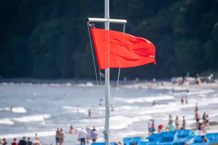Die rote Flagge, wie hier am Ostseestrand von Binz, signalisiert: Baden verboten. Wind und Strömung sind zu stark. 