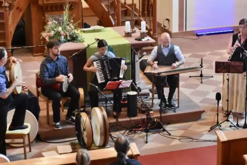  Das Ensemble FisFüz in der Georgskirche mit Murat Coskun, Yaschar Coskun, Malika Coskun, Muhittin Kemal und Annette Maye (von l