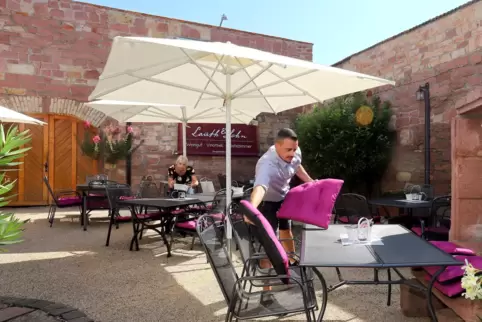 Birgit Querido-Martins und ihr Sohn Giovanni beim Eindecken der Tische. Bis zu 80 Gäste finden auf der Terrasse des Lokals An de