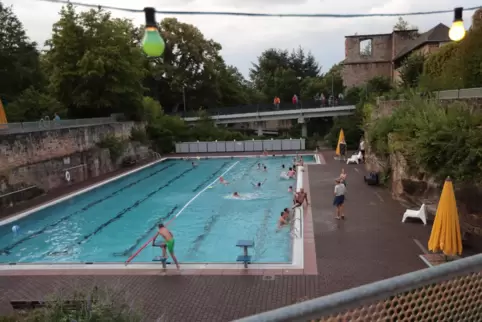 Das Altleininger Burgbad ist erst ab 13 Uhr geöffnet. 