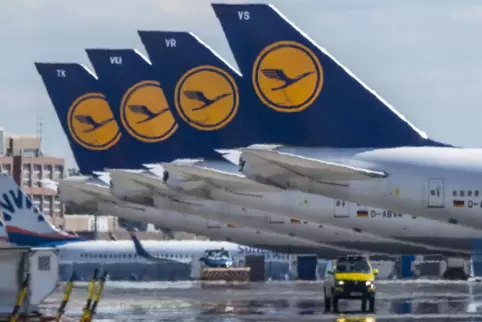 Flugzeuge am Boden: Passagiermaschinen der Lufthansa stehen auf dem Rollfeld des Flughafens Frankfurt.