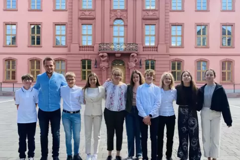 Das erfolgreiche Team vor dem Landtag. 