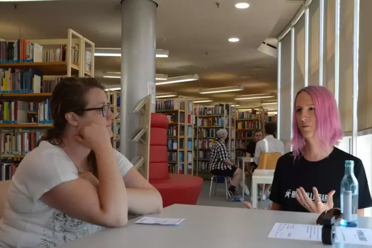 Ilka Kaufmann erzählt bei Human Library als „lebendiges Buch“ den Gesprächspartnern in der Stadtbibliothek von ihrer Transition 