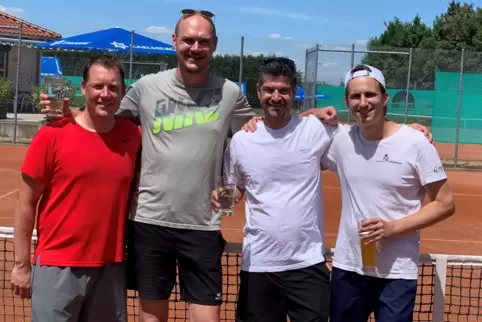 Haben sich den Siegertrunk verdient (von links): Michael Nonnenmacher, Andreas Reinecke, Alexander Himmelspach und Philip Seyfri