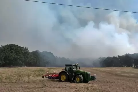 In Brandenburg brennt es an mehreren Stellen, hier die Rauchwolken eines Feuers bei Gransee nördlich von Berlin.