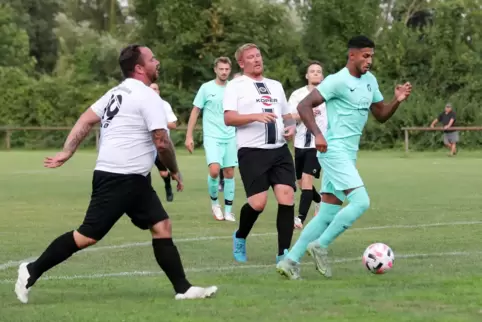 Auftaktspiel gewonnen: FV Hanhofen besiegt ASV Schwegenheim (weiß).