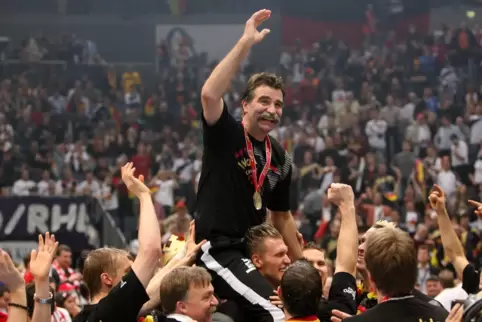 Auf Schultern getragen: Heiner Brand, Weltmeister 2007 als Trainer. 