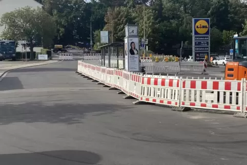 Die Zufahrt zu Stadthalle und Discounter ist von der Uhlandstraße her möglich. Die Zufahrt zu Stadthalle und Discounter ist von der Uhlandstraße her möglich.