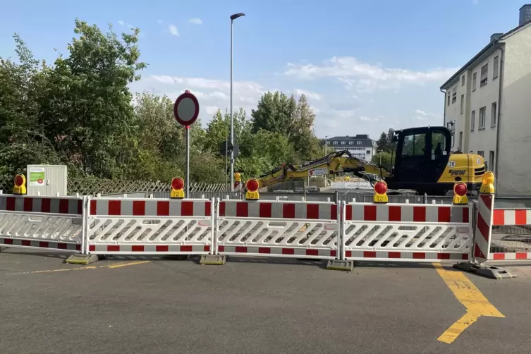 Gesperrt: die Vorfahrtsstra&szlig;e Ecke Hitzfeldstra&szlig;e/Sie&szlig;l-Allee. 