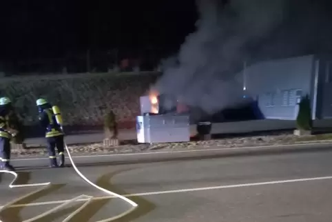 Wie der Blitzer Feuer fing, ist noch unklar.