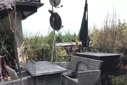 Die Gartenlaube eines Hauses am Feldrand ist betroffen.