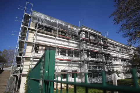 Die Grundschule Waldmohr wurde bereits im vergangenen Jahr energetisch saniert. Nun erhält das Gebäude auch ein neues Dach. 