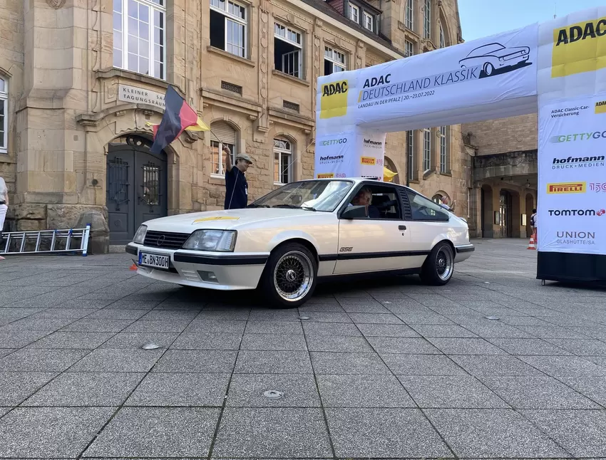 Auch Autos aus den 1980ern, wie dieser Opel Monza, dürfen bei der Tour teilnehmen.