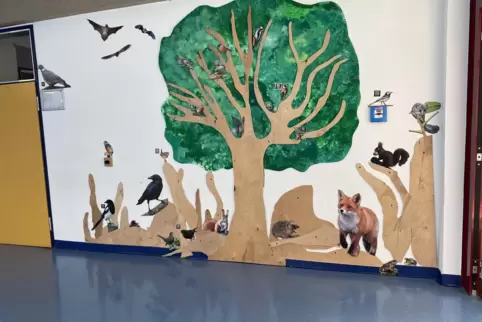 Die Schüler von Klassenlehrerin Anja Rötzer haben im Zuge der Aktion der Zooschule eine Schulwand gestaltet. 