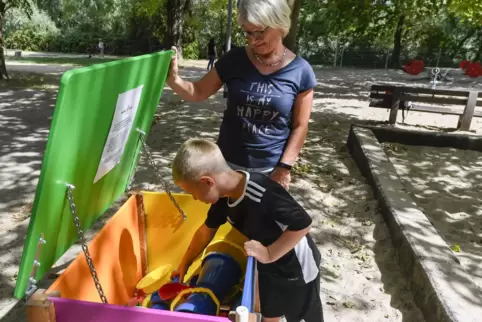 Heidelore Pfarr und ihr Enkel Jan gucken sich die Buddelkiste an, die seit Dienstag auf dem Altrheinspielplatz steht. 