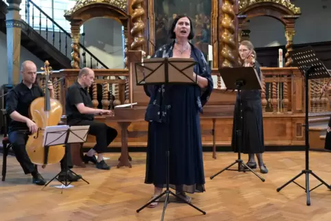 Simone Pepping singt beim Barockkonzert in der Dreifaltigkeitskirche. Es spielen von links Matthias Bergmann, Robert Sattelberge