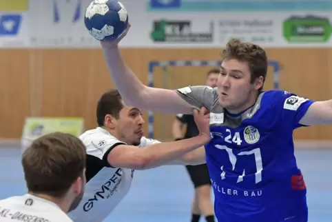 Theo Surblys (hier im Januar gegen Dansenberg) ist möglicherweise ein Kreuzband gerissen. 