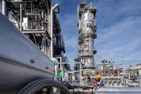 Mitarbeiter in einer Großanlage im BASF-Stammwerk in Ludwigshafen. 
