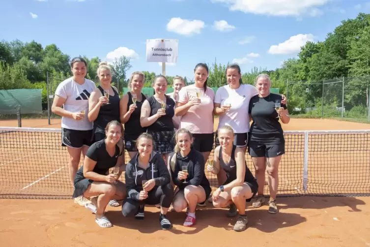 Die Meistermannschaft des TC Althornbach: hinten von links: Elena Süs, Christina Fischer, Kyra Wiese, Julia Sapich, Melanie Schn