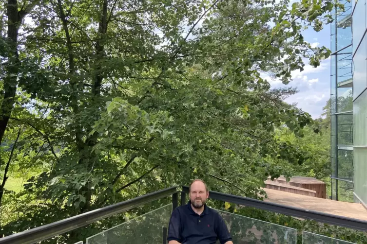 Inmitten von Bäumen sitzt Ulrich Diehl, Geschäftsführer des Biosphärenhauses. Grün wird es dort auch in zehn Jahren noch sein, d