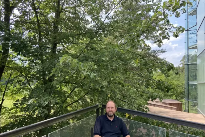 Inmitten von Bäumen sitzt Ulrich Diehl, Geschäftsführer des Biosphärenhauses. Grün wird es dort auch in zehn Jahren noch sein, d