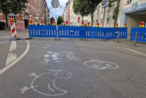Von Kindern bemalter Asphalt in der Valentin-Bauer-Straße. 