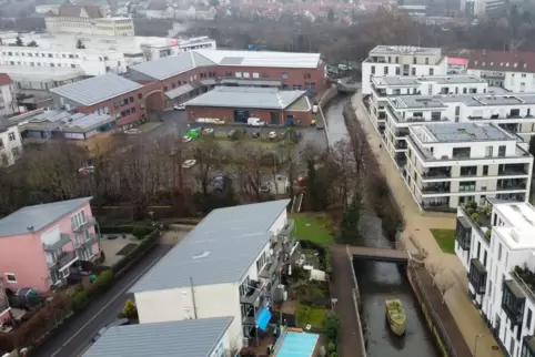 Die Rampe der neuen Brücke soll kurz hinter der vorhandenen Queichbrücke beginnen. Bewohner der Häuser rechts am Queichufer shla