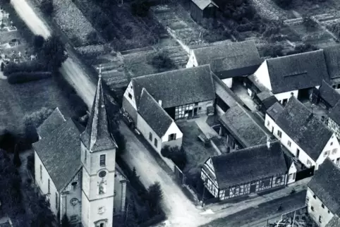 Hanhofener Ortsmitte mit Kirche auf einem Bild aus den 1960er Jahren: Anfang des 18. Jahrhunderts mussten die Gläubigen auch oft