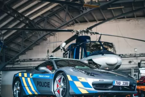 Silberfarben mit blau-gelben Streifen: der Ferrari 458 Italia der tschechischen Verkehrspolizei. 