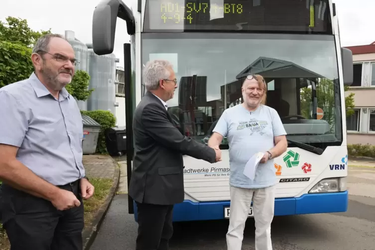 Stadtwerke-Geschäftsführer Christoph Dörr übergibt einen Bus an Pfarrer Bogdan Puszkar von „Freundschaft kennt keine Grenzen“. L