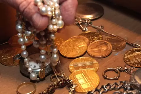 Langfinger schlägt zu: Um Schmuck im Wert von rund 4000 Euro hat ein Dieb eine Seniorin in Bobenheim-Roxheim „erleichtert“. 