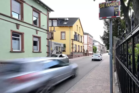Höhere Verkehrsbelastung seit dem Beginn der Bauarbeiten in Diedesfeld: Bahnhofstraße in Maikammer.