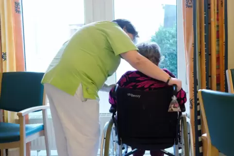 Beschäftigte in Pflegeheimen müssen gegen Covid-19 geimpft sein.