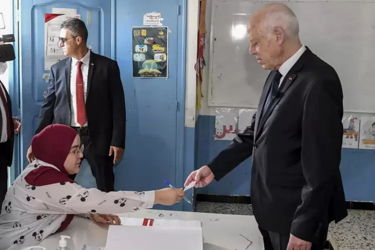 Der Präsident bei der Stimmabgabe: Kais Saied in einem Wahllokal von Tunis. 