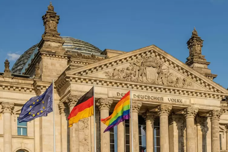 Europaflagge, die Flagge der Bundesrepublik Deutschland, Regenbogenflagge. Was vor dem Reichstagsgebäude in Berlin geklappt hat,