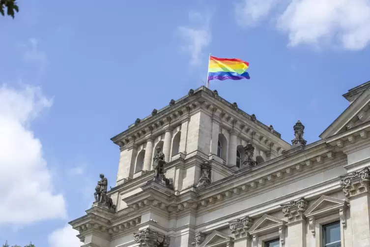 Auf dem Bundestag in Berlin wehte zum CSD die Regenbogen-Flagge. 