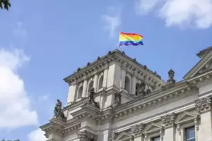 Auf dem Bundestag in Berlin wehte zum CSD die Regenbogen-Flagge. Auf dem Bundestag in Berlin wehte zum CSD die Regenbogen-Flagge.