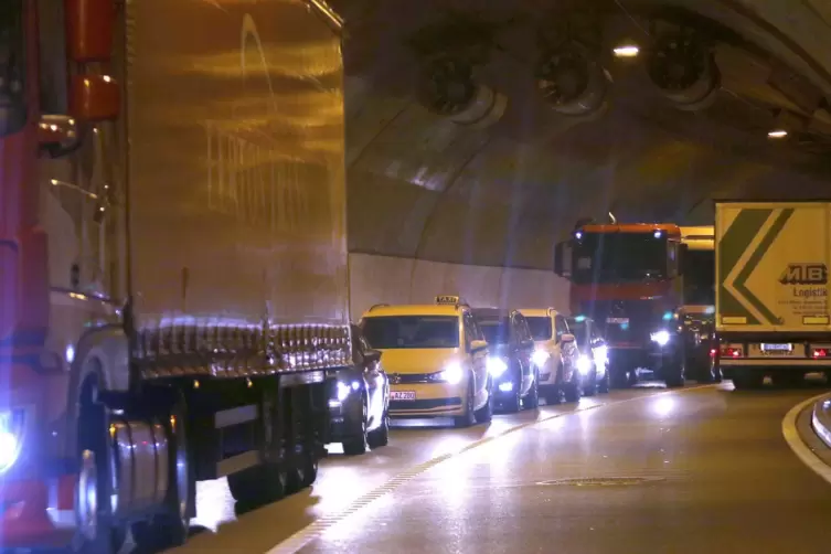 In den Tunneln bei Annweiler staute sich am Mittwochmorgen der Verkehr. 