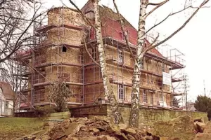 Im Jahr 2000 begann der Umbau des ehemaligen Wasserschlosses, im Jahr darauf wurde das Rockenhausener Schlosshotel eingeweiht.