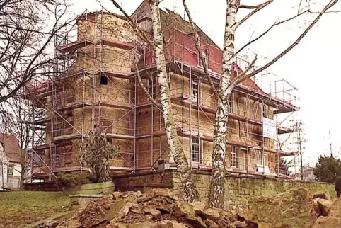 Im Jahr 2000 begann der Umbau des ehemaligen Wasserschlosses, im Jahr darauf wurde das Rockenhausener Schlosshotel eingeweiht. Im Jahr 2000 begann der Umbau des ehemaligen Wasserschlosses, im Jahr darauf wurde das Rockenhausener Schlosshotel eingeweiht.