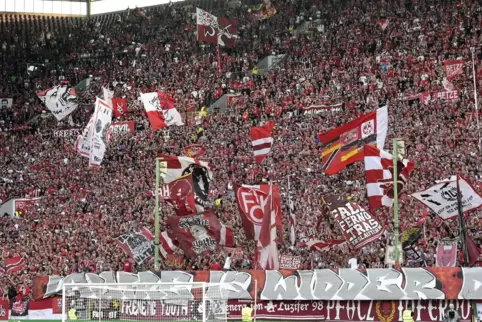 Die FCK-Fans im Westen des Fritz-Walter-Stadions und ihr Ausrufezeichen gegen Hannover 96: „Lautre is widder do!“