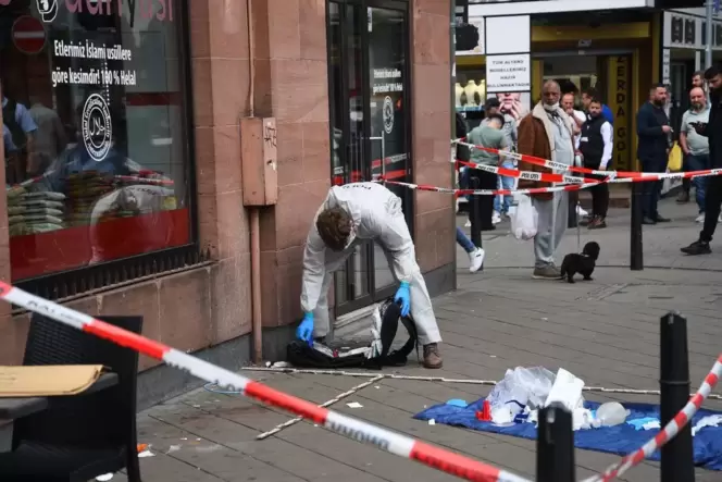 Nach dem Tod eines psychisch Kranken während eines Polizei-Einsatzes: Ermittler untersuchen das Areal am Mannheimer Marktplatz.