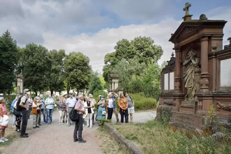 Der Historiker Roland Paul führte die Teilnehmer der RHEINPFALZ-Sommertour zu imposanten Grabstätten auf dem Hauptfriedhof.