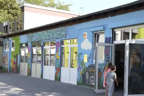 Im Jugendzentrum werden die Wände gestrichen. 