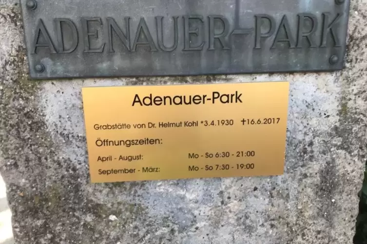 Hinweisschild: Am Adenauerpark ist das Kohl-Grab nun ausgeschildert. 