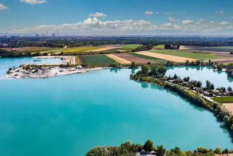 Blick nach Nordosten auf Schlicht und Wolfgangsee: Zwischen dem Kieswerk und den bestehenden Wochenendhäuschen will die Firma Ro