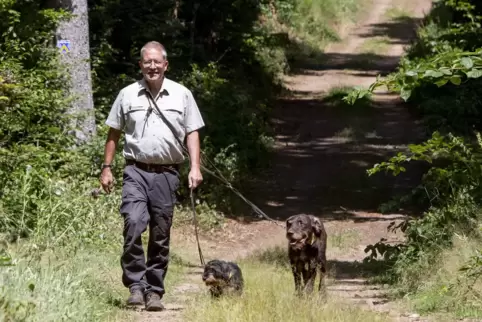 Seine Hunde Amsel (Dackel) und Max hat Burkhard Steckel fast immer dabei. Nicht nur, wenn er im Wald spazieren geht.