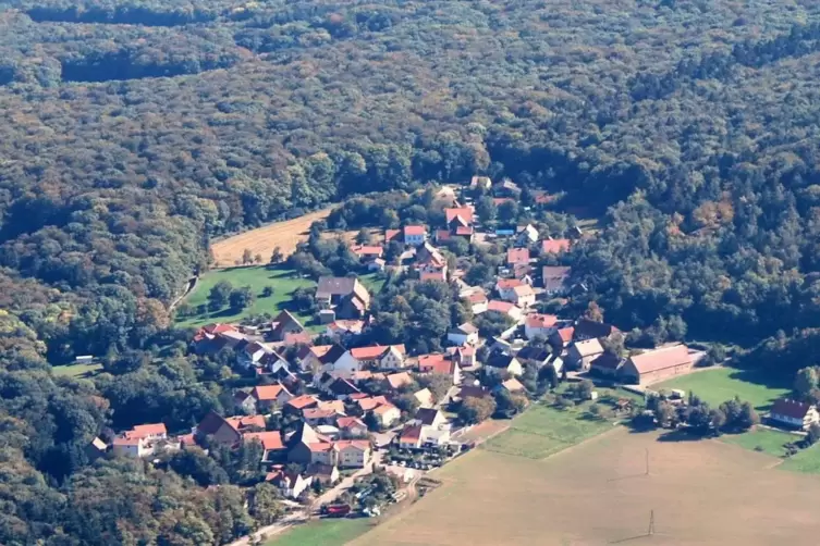 Erlebt ein Fest, das sich hoffentlich gewaschen hat: Stahlberg, hier eine Luftaufnahme des Flugsportvereins.